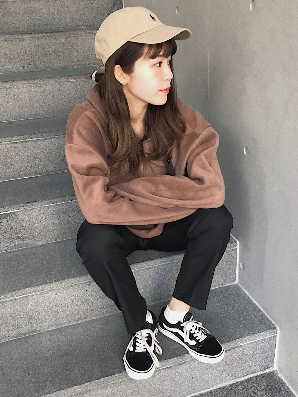 ベージュキャップ×黒スキニー