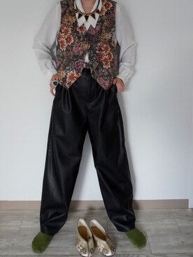 nOzomi tomiokA使用「EMMA CLOTHES（シンセティックレザー ワンタックセミワイドテーパードパンツ EMMA CLOTHES 2021SPRING）」的時尚穿搭