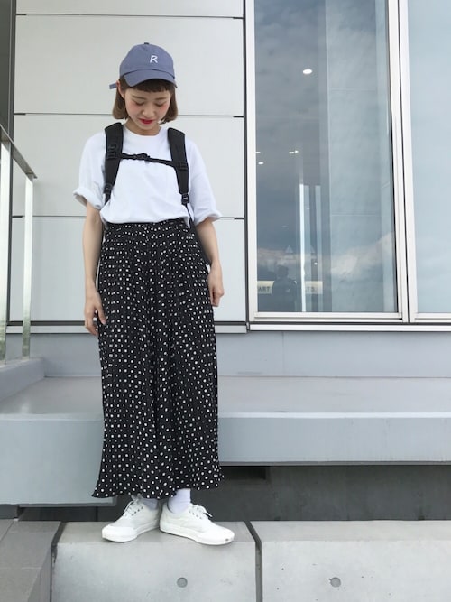 無地白×太め柄パンツ