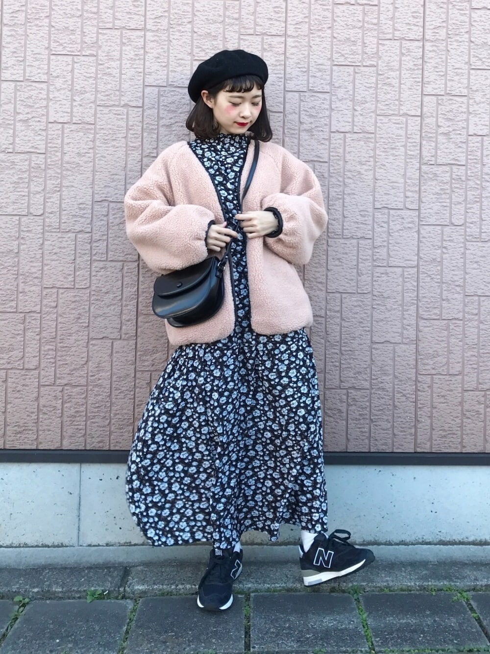 黒ニューバランス×花柄ワンピ
