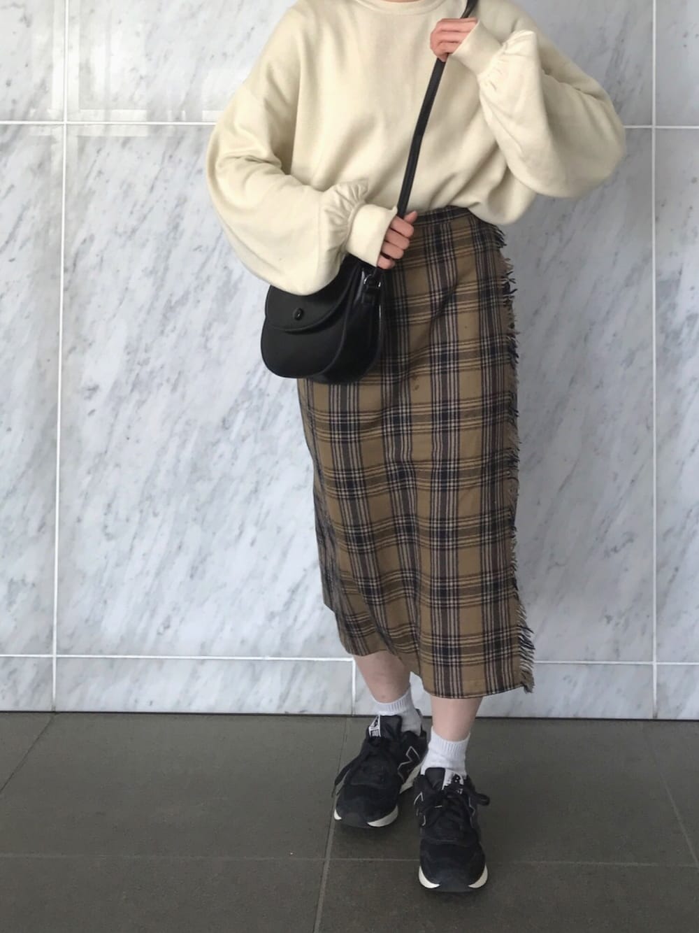 黒ニューバランス×チェックスカート