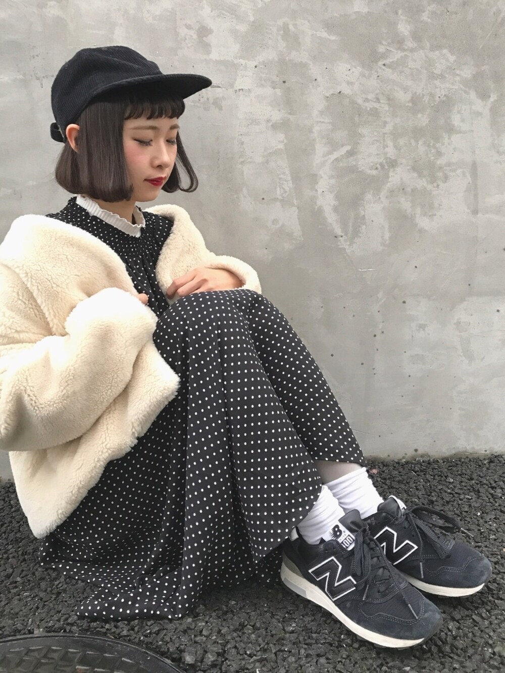 ツバ広の黒キャップ×ガーリーテイスト
