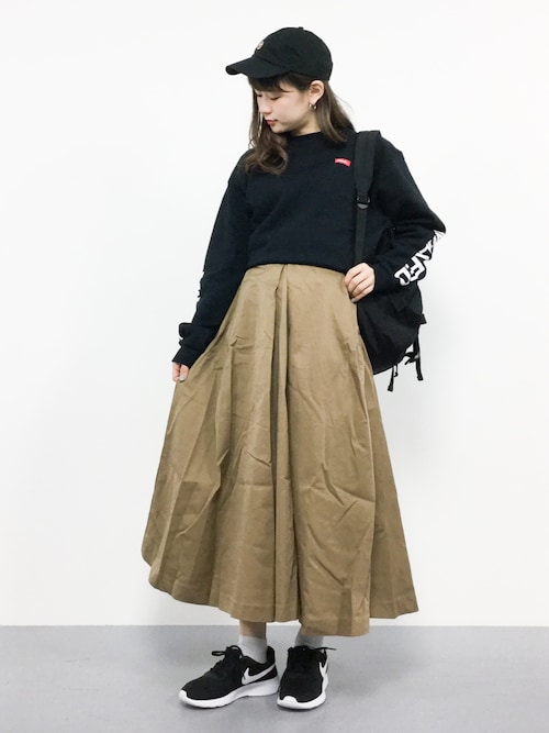 黒スウェット×ロングスカート