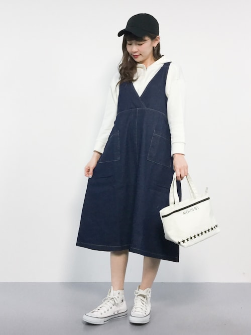 白バッグ×白スニーカー
