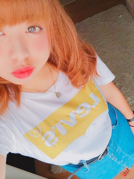 Anuri is wearing Levi's "バットウィングTシャツ ゴールド"