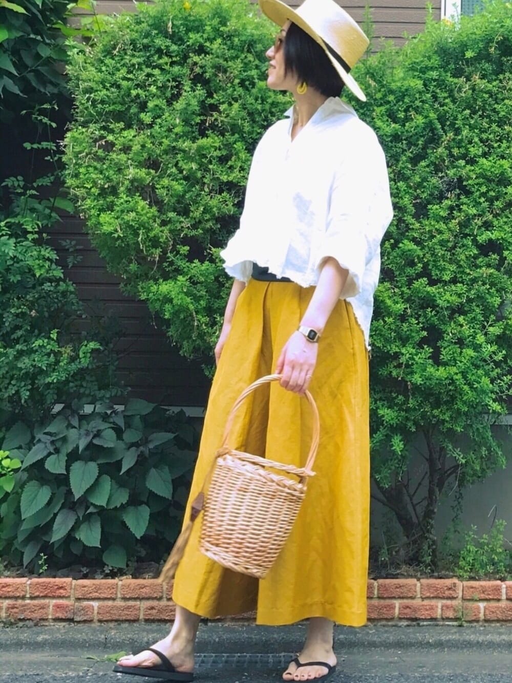 カラーパンツ×白シャツでリゾート感を演出