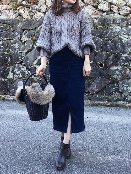 大人の膝丈スカートはファーで遊ぶ!