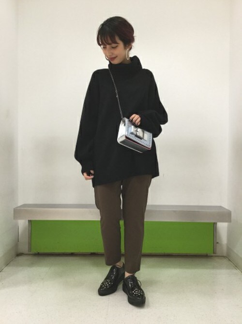 ローファーで尖りを見せて。