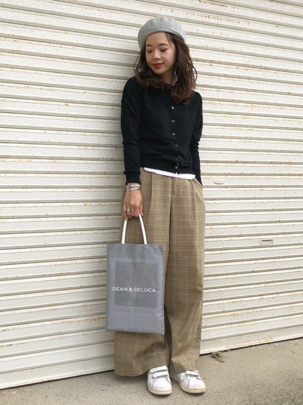 dean and deluca のトートバックなら、かぶらないグレーの縦長を選ぶ。