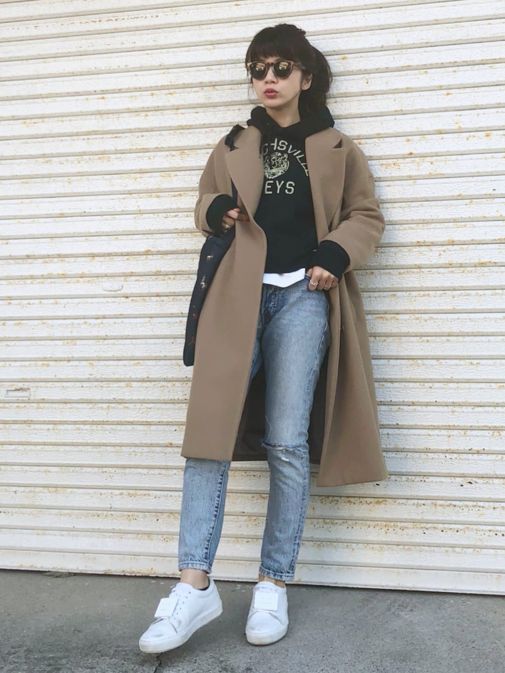 ホワイトスニーカーと合わせたシティガールスタイル