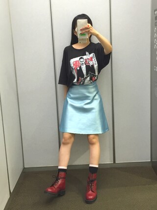相沢梨紗 is wearing Candy Stripper "EVERY GIRL A CANDY METALLIC SKIRT"
