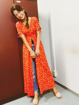 スザンヌ is wearing DRWCYS "小花柄ガウンワンピース"