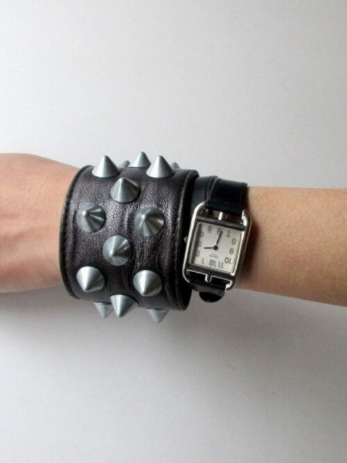 TITY niigata使用「PEEL&LIFT（PEEL&LIFT 2 x 1 row conical wristband スタッズリストバンド）」的時尚穿搭