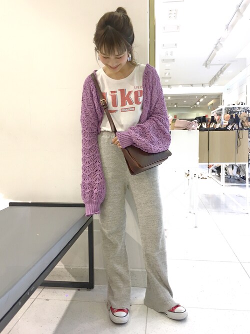 安中亜美 is wearing THEATRE PRODUCTS "メタルアクリルミニネイルカラー ピアス"