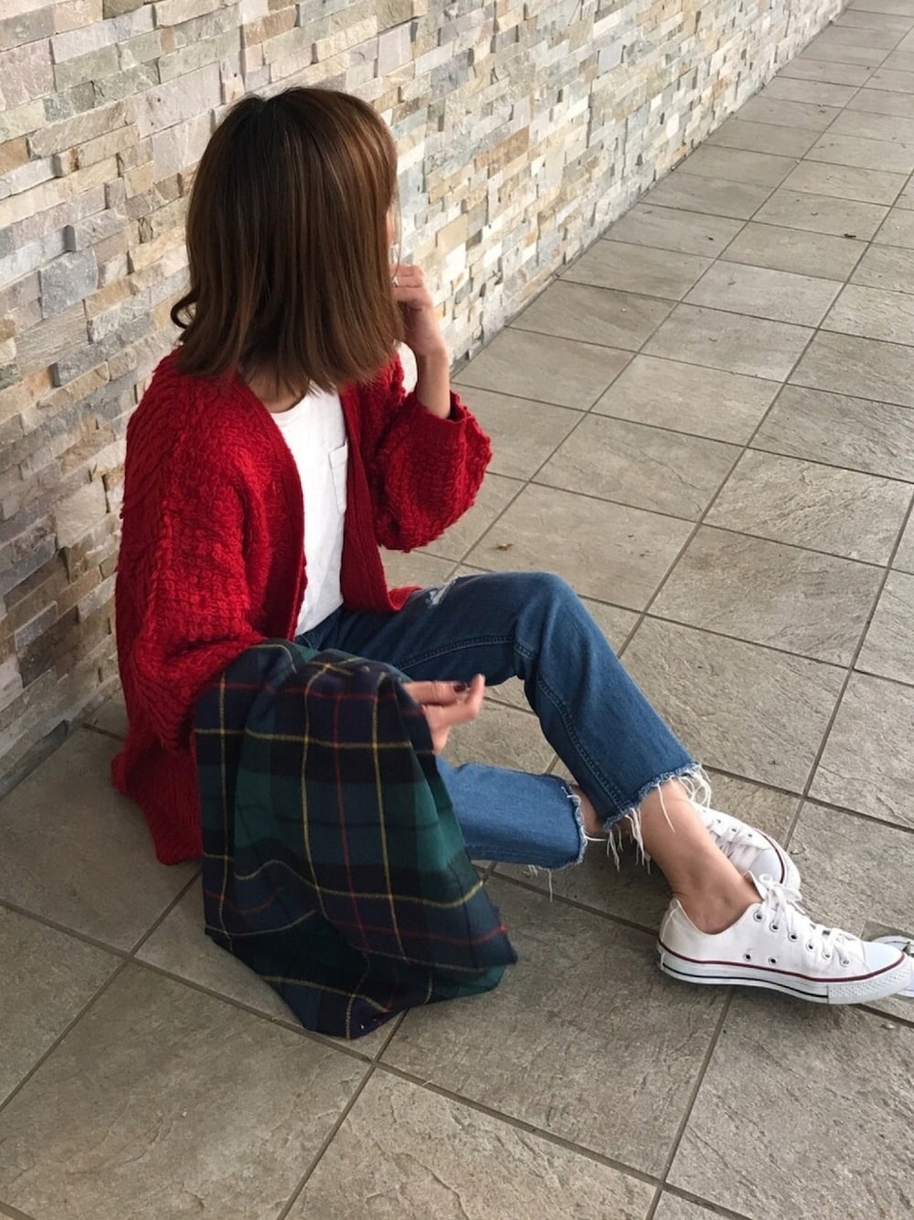赤トップス×ジーンズ