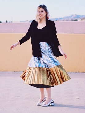 Anna is wearing Asos "ASOS Pleated Midi Skirt in Metallic with Contrast Hem"