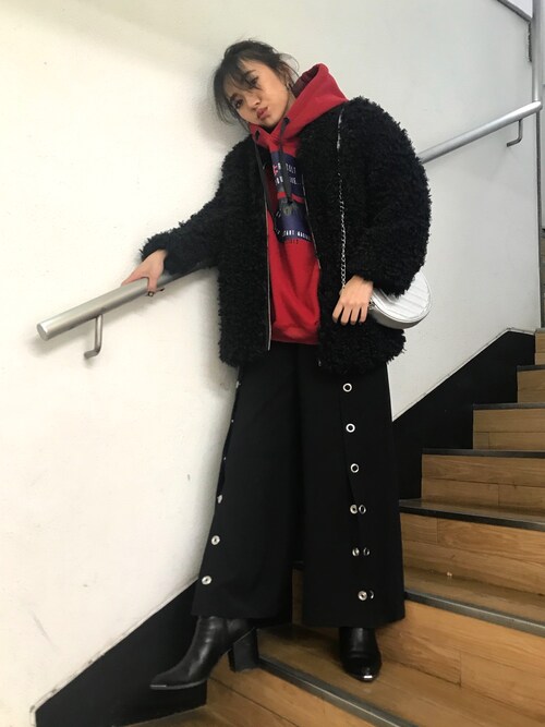 佐々木彩乃 is wearing EVRIS "メタルピーストゥショートブーツ"