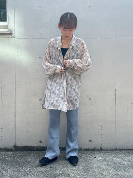 wcloset 神宮前店｜shion使用「w closet（ぼんやりフラワーシアールーズシャツ）」的時尚穿搭