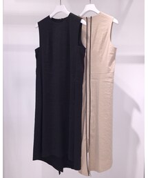 AHUM | ベージュは後ろの黒のラインもかっこ良いのです！(黒は後ろのラインも黒です)(ワンピース)