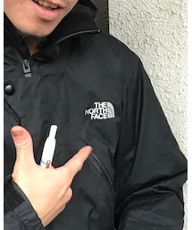 黒のロゴをシルバーのペンで塗った | マウンテンパーカー