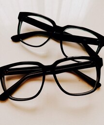 【ブランド不明】だてメガネ
購入先はanzu。

手前がブラック、奥が水色。(メガネ)