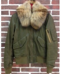 Raw+ | 2008年にふたりのデザイナーによって立ち上げられたジャパニーズブランド「Raw+（ロゥタス）」。ブランド名の「Raw+（ロゥタス）」とは、“そ のままの物に新しさをプラスする”という意味が込められたことば。デザインは、男性的なテイストと女性的なテイストがほどよくミックスした独特の世界観が 魅力。薄く、軽く、柔らかい新感覚のオリジナルレザー“New Goat Leather”も話題に。(ミリタリージャケット)