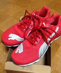 PUMA | 赤いランニングシューズ(スニーカー)