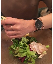 食事中の手元 | アナログ腕時計