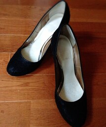 NATURAL BEAUTY | 生地がレースになってて、フェミニンにもかっちりめにも似合いそうな黒のパンプスです🎶(パンプス)