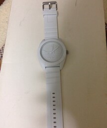 adidas | アディダスの真っ白時計です。
購入する際に中のロゴが水色のやつとすごーーーく悩みましたが同行者に白の方が大人っぽいといわれて購入しました。

今ではほぼ毎日つけてます！(アナログ腕時計)