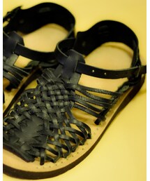 trek | ポーランドで職人がハンドメイドで作成してるサンダルで1枚の革に切り込みを入れて作成してるのがスゴイ(サンダル)