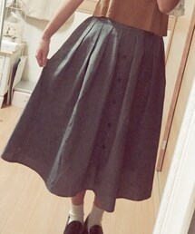 on the couch | スカート