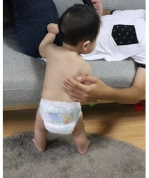 記録 | 初めて立った時。にぃにが「うわぁ‼︎立ってる‼︎」ってびっくりしてた。上の子の時は早く大きくなれ〜って思ってたけど下の子は寂しいな。(その他)