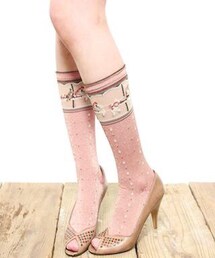 Grimoire | 煌びやかな装飾を纏うカルーセル。
繊細に編み上げられたソックスにはラメ糸が編み込まれており、小さなダイア柄と共に春夏の足先を華やかに彩ってくれます。(ソックス/靴下)