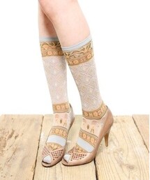 Grimoire |
”架空の庭園に咲き誇る花々。
鮮やかな色彩で溢れかえる名もなき植物達が広大な庭園の中一面に
甘く放漫な蜜の香りを漂わせ咲き誇る。”
民族調でオリエンタルな柄が魅力的。
楽園の床を思わせる、幾何学的ダイア模様と、不思議な植物の柄との組み合わせが独特の印象を醸し出し、コーディネートを際立てます。
(ソックス/靴下)