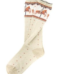 Grimoire |
"架空の国の遊戯広場。
煌びやかな装飾を纏う カルーセル。
色とりどりの宝石と、軽快な音楽を響かせて廻り続ける。”ソックス上部は、透け感のある”シアー素材”
繊細に編み上げられたメリーゴーランド部分と、歩く度にキラキラと輝くソックスの下部にはラメ糸が編み込まれており、小さなダイア柄と共に春夏の足先を華やかに彩ってくれます。(ソックス/靴下)