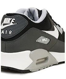 NIKE | NSW(NIKE SPORTSWEAR)の2014年FALLシーズンモデル。
このモデルからプラスティックパーツなどが使われ、ハイテク化が進んだ1990年リリースのナイキ エア マックスの3代目モデル。
歴代のエアマックスの中でも一番の人気モデルです。
(スニーカー)