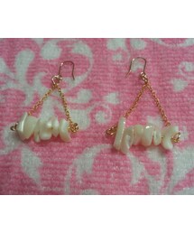 ハンドメイド　☺Smily☺ | マザーオブパールのピアス♥ https://minne.com/acooa(アクセサリー)