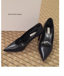 BALENCIAGA | 本革でなじみがよく安定している◎NavyだけどBKにも見えるから幅広がる♬(パンプス)