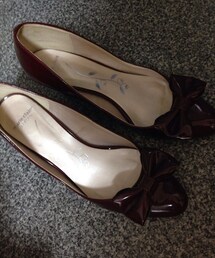 no brand | ダークチェリー色のリボンパンプス。(パンプス)