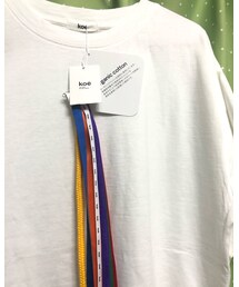 koe | レインボーカラーのリボン付きオーガニックコットンT(Tシャツ/カットソー)