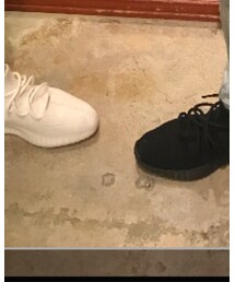 YEEZYホワイト&レッドブラック | スニーカー