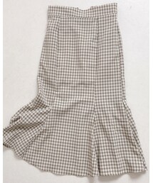 isn't she? | スカート