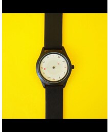 The Red Dot Watch | シンガポールを表す赤と白の丸。4つの公用語で示した数字たち。(アナログ腕時計)