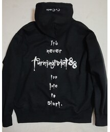 Turningpoint88 | 今シーズンの象徴ともいえるクロスモチーフを バックプリントにて大胆に配置したアイテム。 フードには【Co-create】、フロントにはスモールロゴを配しており、アウターを着用しても存在感のあるデザイン。(パーカー)