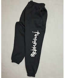 Turningpoint88 | 13.5ozと肉厚な素材を使用している為、 ソックスなどで裾をアップした際の 綺麗なドレープが魅力的なアイテムです。 1枚1枚シルクスクリーン製法による手刷りにて作製。 どの1枚もオリジナルな逸品となっています。 (パンツ)