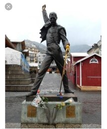 フレディマーキュリーの銅像 | 音楽/本・雑誌