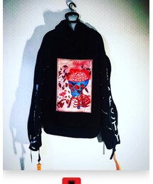 Handmade | パーカーはハンドメイドです。 後ろには脳みそがフラミンゴのドクロの絵 袖のファスナーを開けると中の文字が見えます。 前ロゴのendedansは音楽用語で「心の中」「心に秘めた」という意味。文字のインクが垂れているのは、着た人の心の中に溢れるほどの喜びを感じて欲しいという願いを込めています。(パーカー)