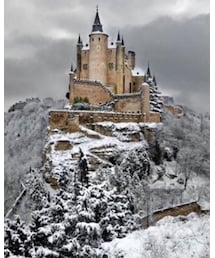 今日のワンショット(スペイン〜アルカサル)ディズニー白雪姫の城モデル‼️ | トップス