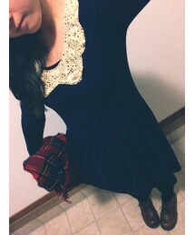 ネイビーのワンピース。
襟元はゴールドスパンコール。(ワンピース)